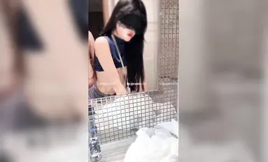 Một bà vợ lẳng lơ đi làm về mà không tháo thẻ căn cước, cởi quần áo ra và bắt đầu quan hệ (1)