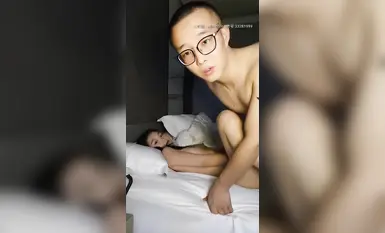 【大一学生妹呀】下午没课跟小男友酒店开钟点房，粉嫩鲍鱼超喜欢啪啪