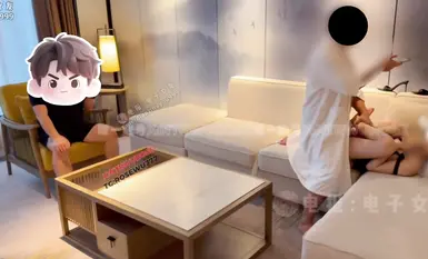 ROSEWU  8月22日最新 老公在一旁欣賞高跟美腿淫妻被單男輸出