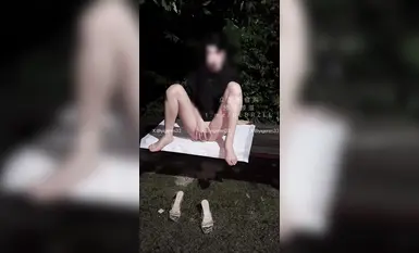 ren8の8月21日最新作「雨の日の屋外オナニー」人気のない通りで、好色な若い女性が傘を持ち、ベンチにしゃがみ込み、必死に自分のオマンコを指で弄ぶ