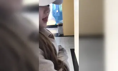 blowjob kecantikan topi puncak dalam kereta, pendedahan membeli-belah, bogel dalam bilik fitting (3)