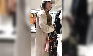 สาวหมวกปีกกว้างเป่าในรถ ช้อปปิ้งโชว์โป๊ เปลือยกายในห้องลองเสื้อ (4)