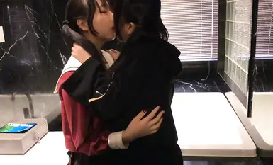 Đội gái xinh giá trị cao "Berry" và "Little Pink Pig" là những cô gái cực kỳ trong sáng đang chơi trò chơi tình dục với nhau bằng máy rung để khiến nhau đạt cực khoái (1)