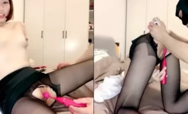 乾淨微毛美穴禦姐被頭套男各種玩，震動棒雙洞齊插，毛毛蟲指套揉小穴