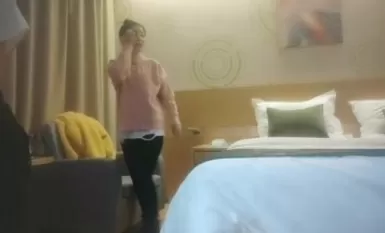 Con vịt đen nhỏ mở hộp mù ra chơi vui thì thấy một thiếu nữ đầu tròn, ông già thổi kèn rất hay hét lên sung sướng, giơ đôi chân to trắng nõn lên đụ cô ấy thật mạnh.