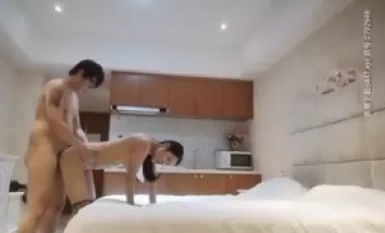 眼镜胖哥网约170CM大长腿气质美女，豹纹丝袜坐身上揉奶，69姿势舔屌，穿着高跟鞋爆插小穴