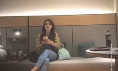 Two high-end peripheral goddess girls, jeans that girl is the most beautiful, looks and slutty like Ino, the old man likes to choke on the limit sex