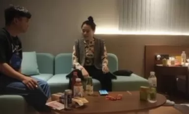 극도로 음탕 한 여인의 끝까지 버드와이저 음료, 적극적인 키스와 성기 문지르기, 몸을 타고 깊은 목구멍 입으로, 노출 가슴 오픈 기어 원피스 스타킹 등