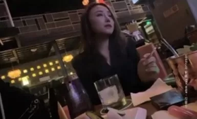 Seorang lelaki kacak memaut seorang wanita yang sangat tampan di sebuah bar dan membawanya kembali ke hotel untuk membuat dia minum terlalu banyak, tetapi apabila dia mabuk, dia mengambil kesempatan untuk menolaknya.