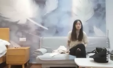 眼镜胖哥约身上满是纹身兼职小妹，我看看你屁股上的纹身，翘起屁股扣穴，骑乘大白屁股一上一下