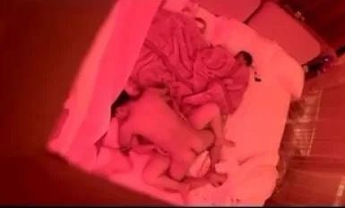 飯店客房偷拍到罕見一幕，一對夫婦帶著兩個娃睡覺，趁兩個娃睡著的空隙，忍不住做愛，動作還挺激烈，就不怕他們醒了嗎