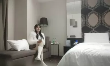 《用利抽插》白靴美腿肉感美女，吸吮深喉口活不错，人肉打桩机爆插，搞得妹子4-5次高潮，翘起屁股后入