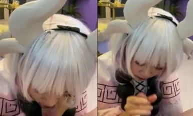 Ang magandang kasintahan na si Meow Meow COS Cam Yilong maid ay lumuhod at dinilaan ang malalim na lalamunan nang walang condom, marahas na tinutulak at umuungol, nag-cum sa loob ng napakagandang puki ng kasintahan