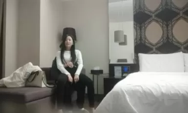 《用利抽插》极品白衣外围女神，美腿黑丝口屌摸穴，骚的很一直喊爸爸，人肉打桩机，逼多要操烂了