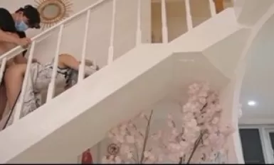 Loli kecil perempuan jalang yang terlatih itu memakai cheongsam platinum dan dikacau semasa berjalan, dari tingkap di tingkat bawah ke katil di tingkat atas, dan berkrim.