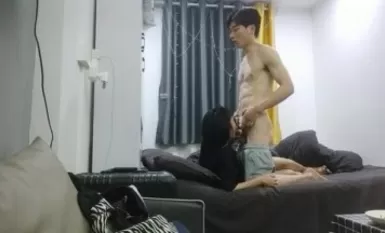 【麻辣王子】，良家00後小女友，第三砲，吹完頭髮慵懶躺在床上刷抖音，身強力壯的男友還要乾，爽翻了