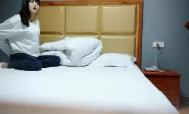 【小李精品探花】，眼鏡小夥夜晚買春偷拍，大胸小姐姐，這對大白兔看著手感不錯，激情啪啪共度銷魂一刻好暢快