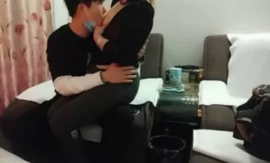 [Little Brother Tanhua], một chàng trai trẻ đánh nhau với một người phụ nữ và một người vợ trưởng thành. Anh ta thiếu kiên nhẫn đến mức không kịp cởi quần áo, anh ta ném mình lên giường và bắt đầu thâm nhập vào cô ta. cũng rất sừng và liên tục rên rỉ.