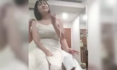 猥瑣眼鏡大叔，約的外圍妹子卻很不錯，氣質短髮禦姐系，一身長腿脫掉大奶子，大叔露出滿意的表情，洗完澡盡情的輸出