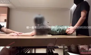 「NTR妻シリーズ」淫乱妻は夫の手を掴み、黒ストッキングとセクシーなお尻で一人の男に後ろから貫かれました。