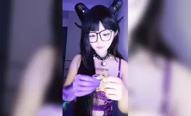 Malam Succubus Adakah anda ingin mempunyai succubus yang gemuk pada waktu malam? Dengan tanduk succubus, anda boleh menikmati godaan malam yang seksi (2)