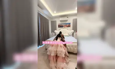 娇小媚黑萝莉『冰凌紫萱』大战大老黑第三视角_男友一旁拍摄，娇小身材小嫩逼要被大黑鸡巴捅到子宫了