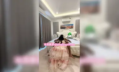 娇小媚黑萝莉『冰凌紫萱』大战大老黑第三视角_男友一旁拍摄，娇小身材小嫩逼要被大黑鸡巴捅到子宫了