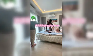 娇小媚黑萝莉『冰凌紫萱』大战大老黑第三视角_男友一旁拍摄，娇小身材小嫩逼要被大黑鸡巴捅到子宫了