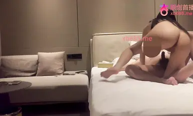 今天約了個清純紅衣妹子，妹子是個天然白虎，小穴乾乾凈凈一根毛都沒有，雞雞進進出出幹得真爽。