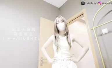 小太郎太郎9月2日最新メイドは体を使ってご主人様に奉仕し、震えてセックスを懇願するサスペンダー黒シルクメイド服