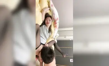 Yuanyuan dan Duoduo ialah pasangan. Isteri muda itu cantik dan tinggi lampai dengan stoking sutera hitam. Adik lelaki itu tidak cukup kuat untuk menidurinya. Dia hanya boleh menggunakan alat penggetar dan ayam jantan palsu untuk meniduri pukinya.