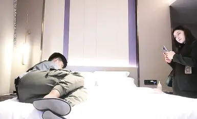 大奶網紅臉，起始穿著密實，脫衣後身材苗條極嫵媚，大床瘋狂艹逼！累趴下了。