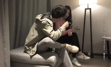 有气质颜值，高个超模，清纯又美丽，粉嫩美乳，沙发近景抠穴激情啪啪