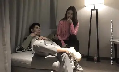 รูปลักษณ์ที่เจ้าอารมณ์ นางแบบสูงเพรียว บริสุทธิ์และสวยงาม หน้าอกสีชมพูและอ่อนโยน การลูบไล้แบบใกล้ชิดบนโซฟาและเซ็กส์ที่เร่าร้อน