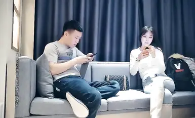 极品影视学院毕业生，高颜值好身材牛仔裤大奶妹，就是有点高冷，舔奶特写口交抬腿侧入摸奶后入抽插猛操