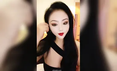 野性复古风熟女，丝袜高跟肥臀诱惑，道具双开双洞占满抽插喷浆，狗撒尿式抬腿掰穴自慰特写，母狗嘴含假鸡巴欲求不满