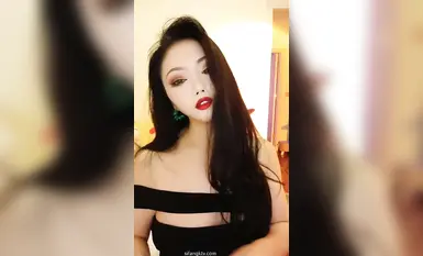 野性复古风熟女，丝袜高跟肥臀诱惑，道具双开双洞占满抽插喷浆，狗撒尿式抬腿掰穴自慰特写，母狗嘴含假鸡巴欲求不满