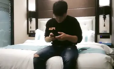 แอร์โฮสเตสหน้าตาดีอยู่ข้างนอก เธอช่างสำส่อนเหลือเกิน เธอต้องโดนจับตัวไป เธอเปิดรูของเธอและทำให้มันทำงานได้ดี ยกขาของเธอขึ้นและเย็ดอย่างหนัก ครวญครางและยั่วยวน