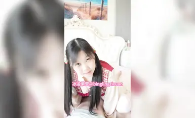 冰凌紫萱天生萝莉体，超级媚黑COS骚女，首次露脸福利卡哇伊学生装弹力插。 2