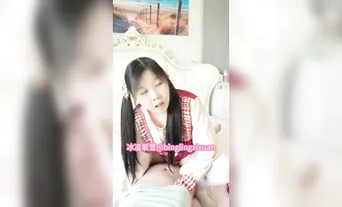 冰凌紫萱天生萝莉体，超级媚黑COS骚女，首次露脸福利卡哇伊学生装弹力插。 2