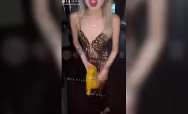 火爆全網的變態阿黑顏母狗含祖宗，首次啪啪視頻，劇情定製外賣員強X啪啪做愛2