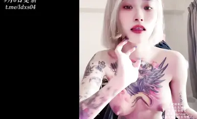 Ahri Rune Warrior Ahri, makan ayam, gadis arnab berinteraksi dengan peminat dan memasukkan dirinya, dan kemudian ditekan di bawah teman lelakinya dan dimasukkan.