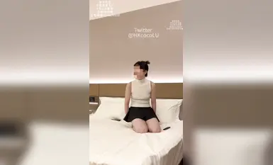 Mukhang inaabangan ito ng hipag mo pero parang kinakabahan din. Kung tutuusin, hindi niya alam kung ano ang hitsura ng mga fans na na-offline niya. Buti na lang at may isang magandang tiyuhin na kinurot ang tite ng hipag mo at hindi binitawan. Siya squatt