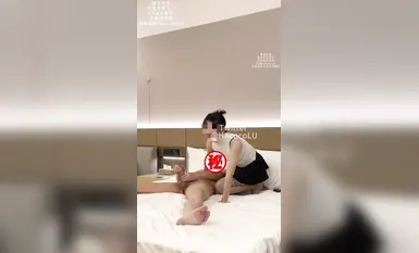 Mukhang inaabangan ito ng hipag mo pero parang kinakabahan din. Kung tutuusin, hindi niya alam kung ano ang hitsura ng mga fans na na-offline niya. Buti na lang at may isang magandang tiyuhin na kinurot ang tite ng hipag mo at hindi binitawan. Siya squatt