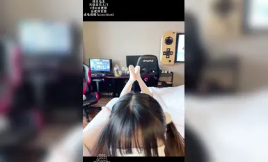 Jalang kecil dengan ekor kuda berkembar dalam pakaian seragam sekolah telah ditarik ekor kudanya dan dia disentuh dari belakang. Farajnya ketat dan terasa hebat untuk keluar masuk. Anda boleh merasakan dengan jelas sesak yang datang dari pukinya.