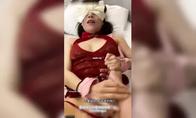 "30-year-old hungry young woman" pagmamakaawa sa kanyang ama na sipain ang kanyang puke ng napakalakas na tumutulo ito ng katas. Siya ay isang super slutty na asawa.