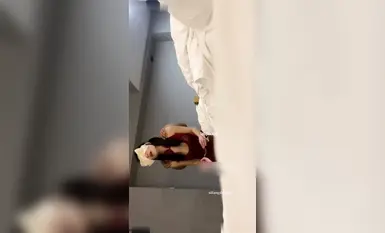 "Cô gái trẻ 30 tuổi đói khát" van xin cha mình đụ mạnh vào lồn đến mức nó rỉ ra nước. Cô ta đúng là một bà vợ siêu dâm đãng.