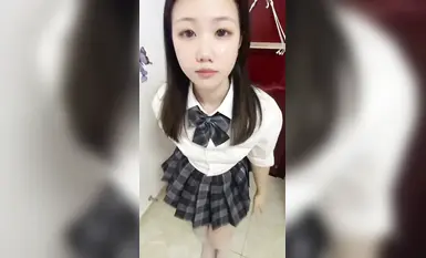 遠在外地的眼鏡女友 拍絲襪美腿 騷穴給男友看