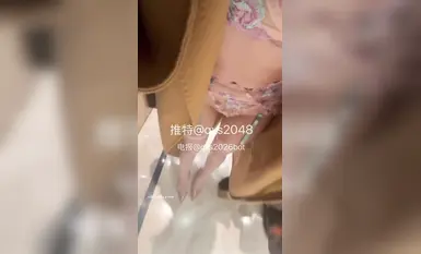 "작은 인터넷 유명인과 데이트"라는 제목의 Q 씨는 섹시한 속옷을 입고, 매우 풍만하며, 하이힐을 신고 끊임없이 신음합니다.