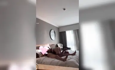 "작은 인터넷 유명인과 데이트"라는 제목의 Q 씨는 섹시한 속옷을 입고, 매우 풍만하며, 하이힐을 신고 끊임없이 신음합니다.